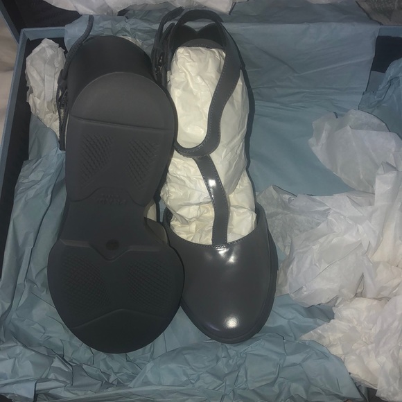 Prada - Picture 3 of 3